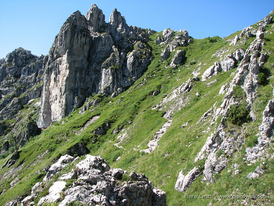 alben16ag08 038.jpg - Sotto il Torrione d'Alben "si annida" la Baita Nembrini